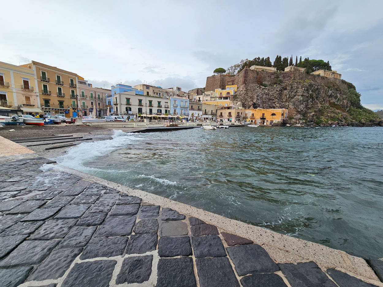 Hafenpromenade auf Lipari.